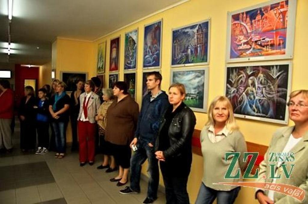 Jelgavas Zinātniskās bibliotēkas (JZB) galerijā otrdien atklāja mākslinieka Raita Junkera gleznu izstādi «No...». Kaut gleznu autoru nu jau grūti ierindot jauno kategorijā (R.Junkers dzimis 1959.gadā Kuldīgas rajona Ēdolē), Jelgavas...