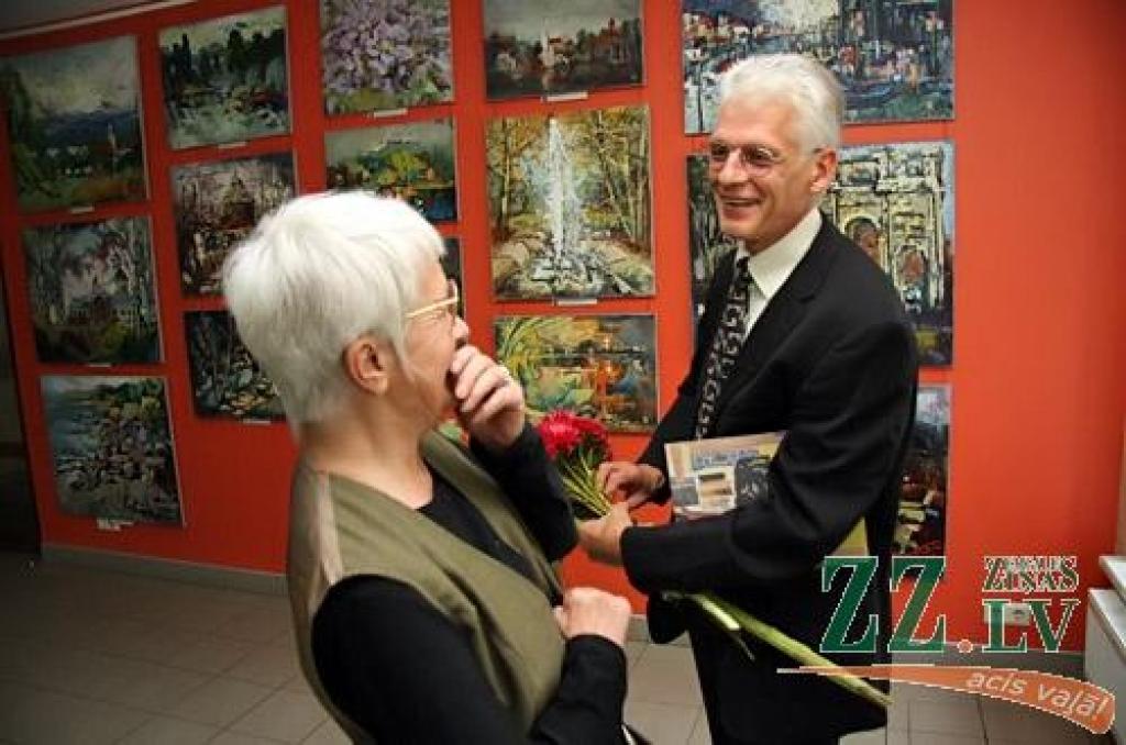 Jelgavas Zinātniskās bibliotēkas (JZB) galerijā otrdien atklāja mākslinieka Raita Junkera gleznu izstādi «No...». Kaut gleznu autoru nu jau grūti ierindot jauno kategorijā (R.Junkers dzimis 1959.gadā Kuldīgas rajona Ēdolē), Jelgavas...