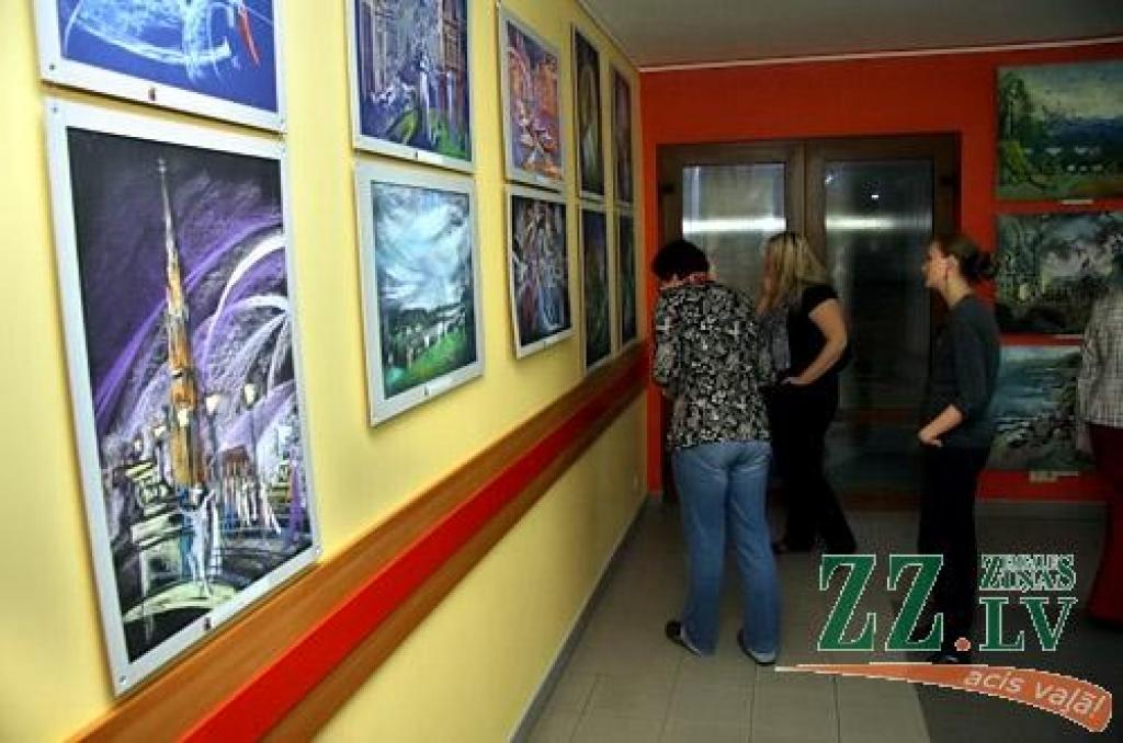 Jelgavas Zinātniskās bibliotēkas (JZB) galerijā otrdien atklāja mākslinieka Raita Junkera gleznu izstādi «No...». Kaut gleznu autoru nu jau grūti ierindot jauno kategorijā (R.Junkers dzimis 1959.gadā Kuldīgas rajona Ēdolē), Jelgavas...