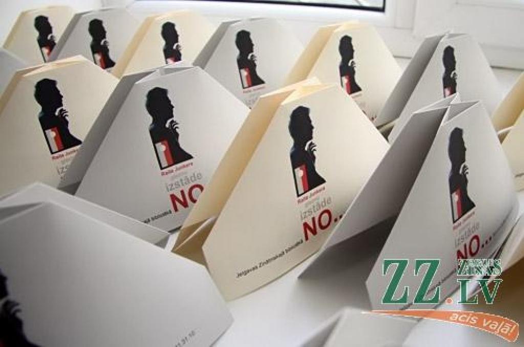 Jelgavas Zinātniskās bibliotēkas (JZB) galerijā otrdien atklāja mākslinieka Raita Junkera gleznu izstādi «No...». Kaut gleznu autoru nu jau grūti ierindot jauno kategorijā (R.Junkers dzimis 1959.gadā Kuldīgas rajona Ēdolē), Jelgavas...