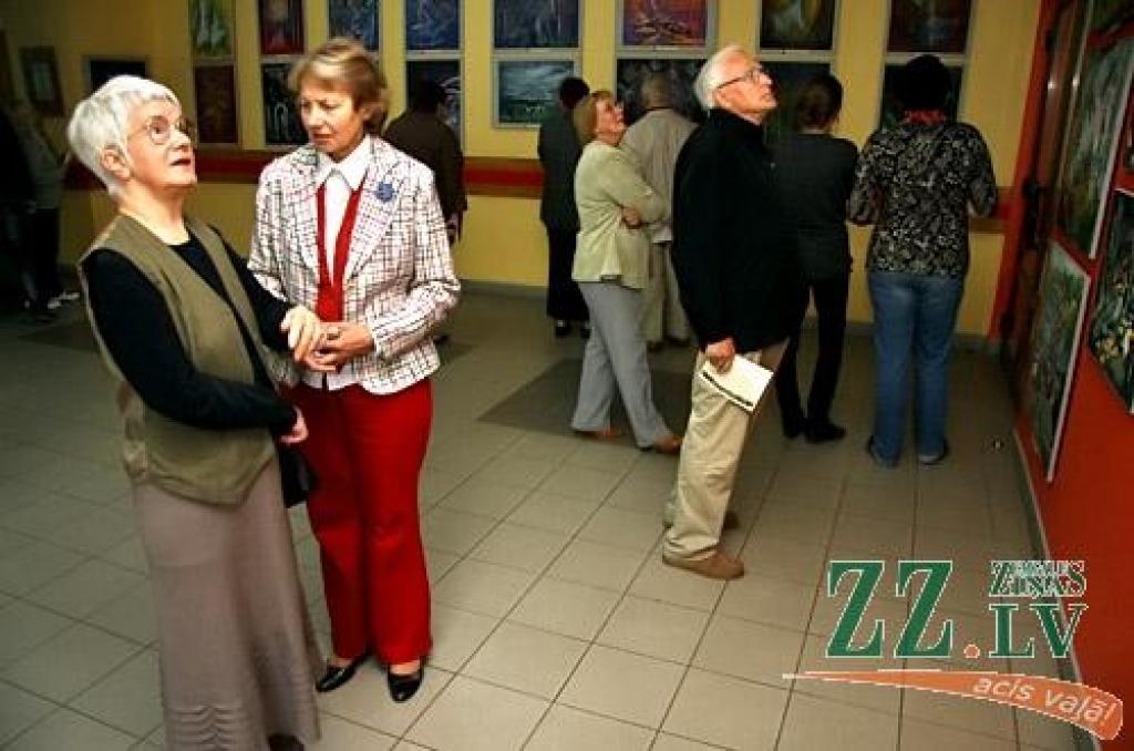 Jelgavas Zinātniskās bibliotēkas (JZB) galerijā otrdien atklāja mākslinieka Raita Junkera gleznu izstādi «No...». Kaut gleznu autoru nu jau grūti ierindot jauno kategorijā (R.Junkers dzimis 1959.gadā Kuldīgas rajona Ēdolē), Jelgavas...