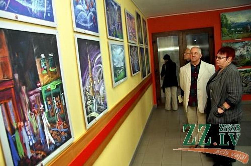 Jelgavas Zinātniskās bibliotēkas (JZB) galerijā otrdien atklāja mākslinieka Raita Junkera gleznu izstādi «No...». Kaut gleznu autoru nu jau grūti ierindot jauno kategorijā (R.Junkers dzimis 1959.gadā Kuldīgas rajona Ēdolē), Jelgavas...