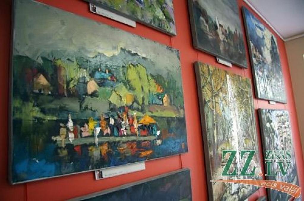 Jelgavas Zinātniskās bibliotēkas (JZB) galerijā otrdien atklāja mākslinieka Raita Junkera gleznu izstādi «No...». Kaut gleznu autoru nu jau grūti ierindot jauno kategorijā (R.Junkers dzimis 1959.gadā Kuldīgas rajona Ēdolē), Jelgavas...