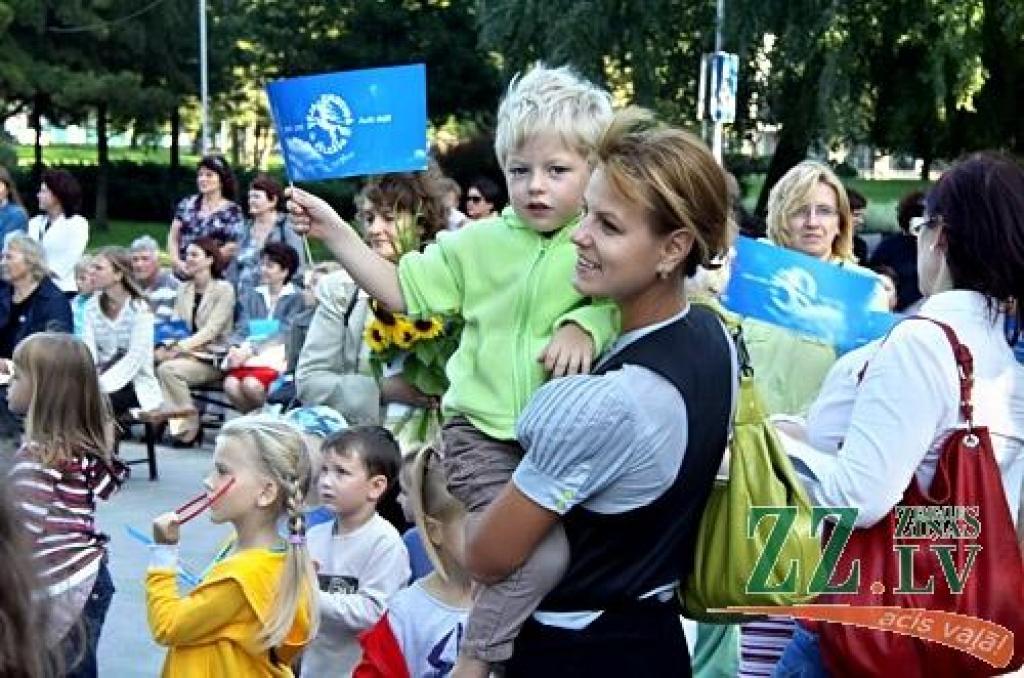 «Jauno sezonu sagaidām satraukuma pilni. 20 gadi taču ir pirmo reizi, tāpēc centīsimies to sākt nedaudz citādāk, mīļāk,» teic Jelgavas bērnu un jauniešu deju kolektīva «Vēja zirdziņš» vadītāja Alda Skrastiņa. Viņa atklāj, ka galvenie...