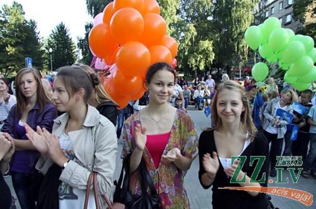 «Jauno sezonu sagaidām satraukuma pilni. 20 gadi taču ir pirmo reizi, tāpēc centīsimies to sākt nedaudz citādāk, mīļāk,» teic Jelgavas bērnu un jauniešu deju kolektīva «Vēja zirdziņš» vadītāja Alda Skrastiņa. Viņa atklāj, ka galvenie...