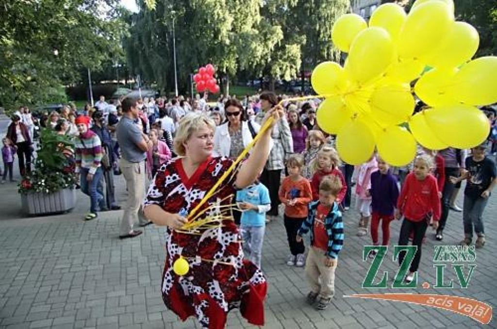 «Jauno sezonu sagaidām satraukuma pilni. 20 gadi taču ir pirmo reizi, tāpēc centīsimies to sākt nedaudz citādāk, mīļāk,» teic Jelgavas bērnu un jauniešu deju kolektīva «Vēja zirdziņš» vadītāja Alda Skrastiņa. Viņa atklāj, ka galvenie...