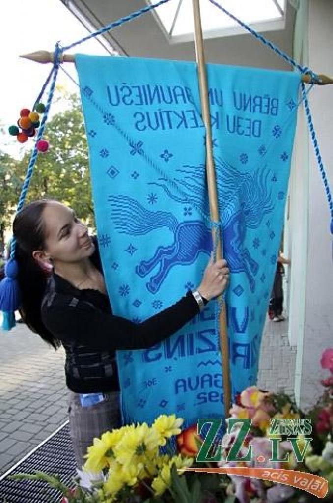 «Jauno sezonu sagaidām satraukuma pilni. 20 gadi taču ir pirmo reizi, tāpēc centīsimies to sākt nedaudz citādāk, mīļāk,» teic Jelgavas bērnu un jauniešu deju kolektīva «Vēja zirdziņš» vadītāja Alda Skrastiņa. Viņa atklāj, ka galvenie...