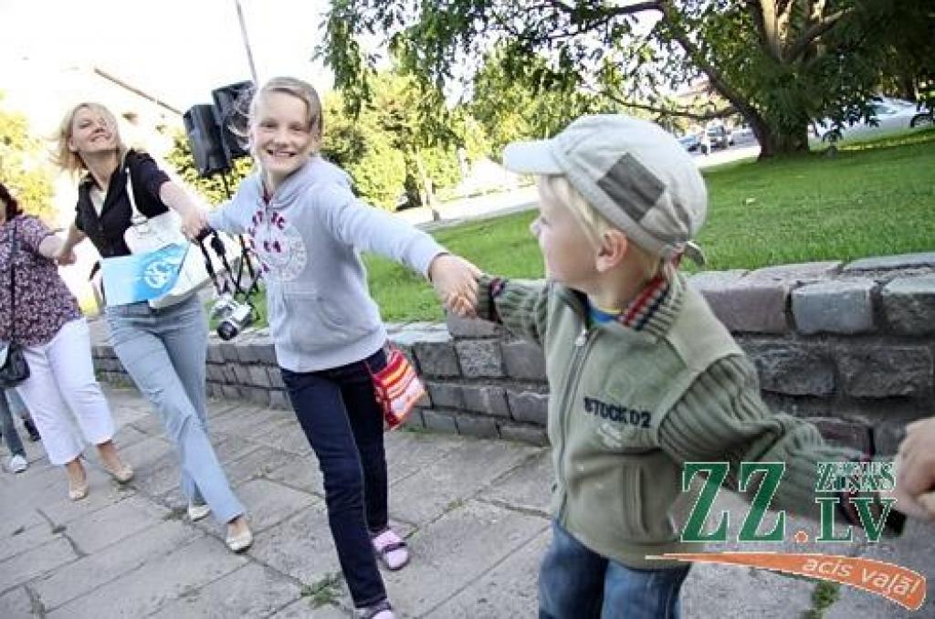 «Jauno sezonu sagaidām satraukuma pilni. 20 gadi taču ir pirmo reizi, tāpēc centīsimies to sākt nedaudz citādāk, mīļāk,» teic Jelgavas bērnu un jauniešu deju kolektīva «Vēja zirdziņš» vadītāja Alda Skrastiņa. Viņa atklāj, ka galvenie...