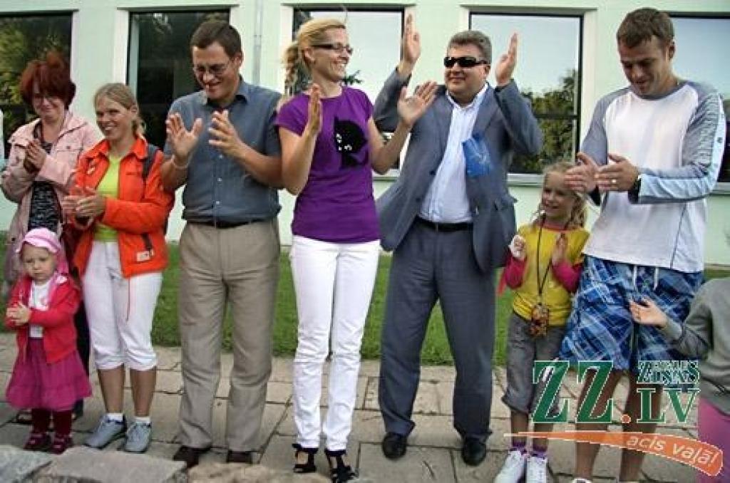 «Jauno sezonu sagaidām satraukuma pilni. 20 gadi taču ir pirmo reizi, tāpēc centīsimies to sākt nedaudz citādāk, mīļāk,» teic Jelgavas bērnu un jauniešu deju kolektīva «Vēja zirdziņš» vadītāja Alda Skrastiņa. Viņa atklāj, ka galvenie...