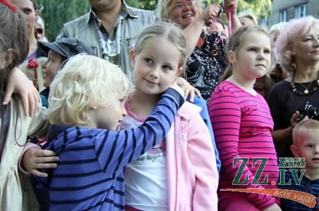 «Jauno sezonu sagaidām satraukuma pilni. 20 gadi taču ir pirmo reizi, tāpēc centīsimies to sākt nedaudz citādāk, mīļāk,» teic Jelgavas bērnu un jauniešu deju kolektīva «Vēja zirdziņš» vadītāja Alda Skrastiņa. Viņa atklāj, ka galvenie...