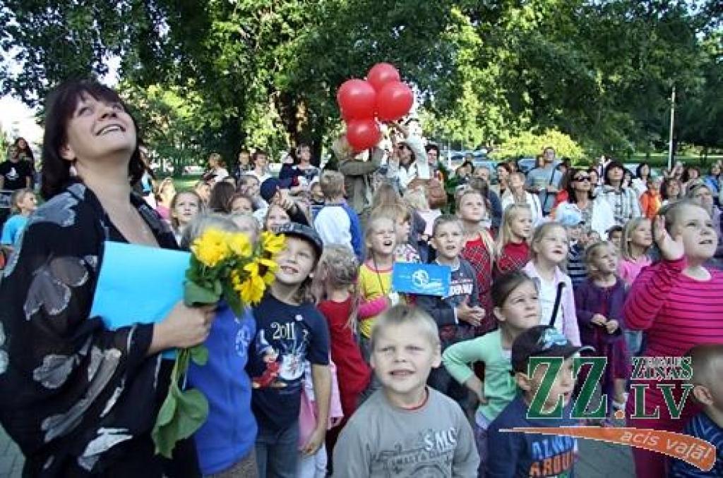 «Jauno sezonu sagaidām satraukuma pilni. 20 gadi taču ir pirmo reizi, tāpēc centīsimies to sākt nedaudz citādāk, mīļāk,» teic Jelgavas bērnu un jauniešu deju kolektīva «Vēja zirdziņš» vadītāja Alda Skrastiņa. Viņa atklāj, ka galvenie...