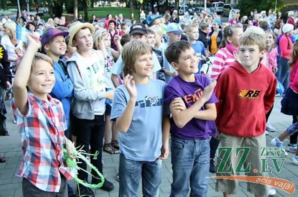 «Jauno sezonu sagaidām satraukuma pilni. 20 gadi taču ir pirmo reizi, tāpēc centīsimies to sākt nedaudz citādāk, mīļāk,» teic Jelgavas bērnu un jauniešu deju kolektīva «Vēja zirdziņš» vadītāja Alda Skrastiņa. Viņa atklāj, ka galvenie...