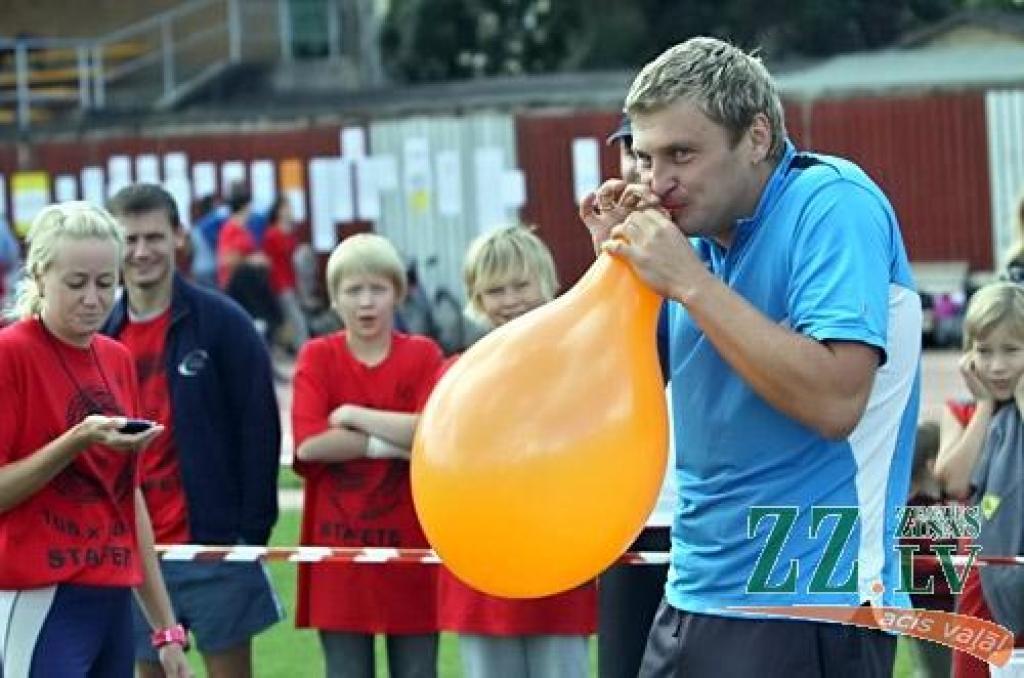Ozolnieku novada iedzīvotāji sestdien pulcējās uz novada Sporta dienu, kas vienlaikus bija arī gadskārtējās spartakiādes finišs. «No pērnā gada novembra līdz augustam esam kārtīgi sportojuši 11 sporta veidos un četros masu pasākumos. Nu...