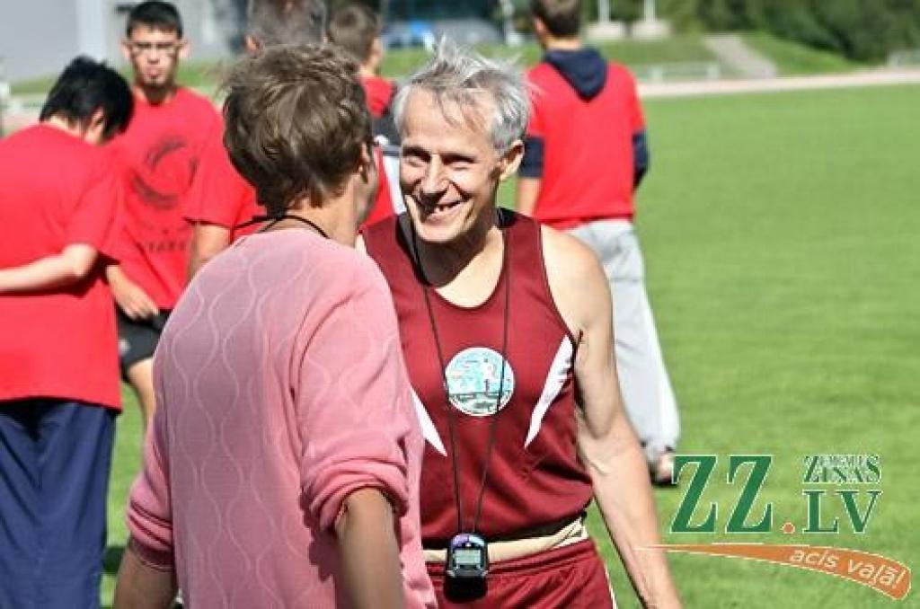 Ozolnieku novada iedzīvotāji sestdien pulcējās uz novada Sporta dienu, kas vienlaikus bija arī gadskārtējās spartakiādes finišs. «No pērnā gada novembra līdz augustam esam kārtīgi sportojuši 11 sporta veidos un četros masu pasākumos. Nu...