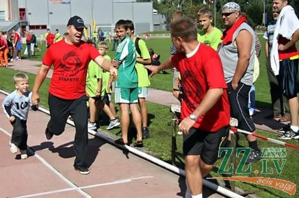 Ozolnieku novada iedzīvotāji sestdien pulcējās uz novada Sporta dienu, kas vienlaikus bija arī gadskārtējās spartakiādes finišs. «No pērnā gada novembra līdz augustam esam kārtīgi sportojuši 11 sporta veidos un četros masu pasākumos. Nu...