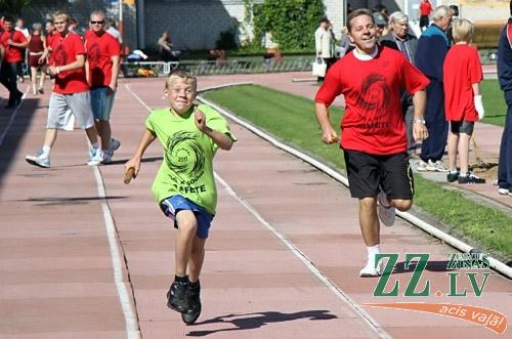 Ozolnieku novada iedzīvotāji sestdien pulcējās uz novada Sporta dienu, kas vienlaikus bija arī gadskārtējās spartakiādes finišs. «No pērnā gada novembra līdz augustam esam kārtīgi sportojuši 11 sporta veidos un četros masu pasākumos. Nu...