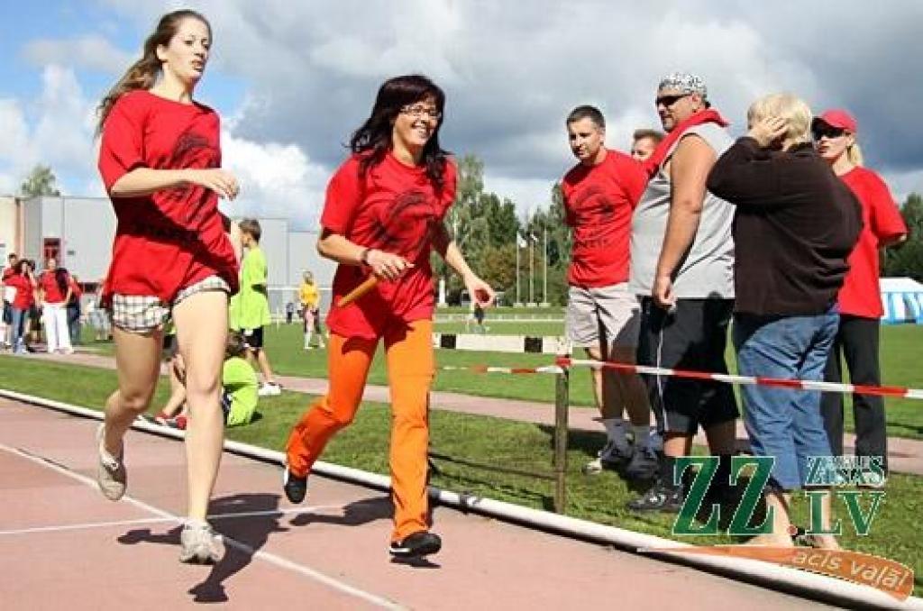 Ozolnieku novada iedzīvotāji sestdien pulcējās uz novada Sporta dienu, kas vienlaikus bija arī gadskārtējās spartakiādes finišs. «No pērnā gada novembra līdz augustam esam kārtīgi sportojuši 11 sporta veidos un četros masu pasākumos. Nu...