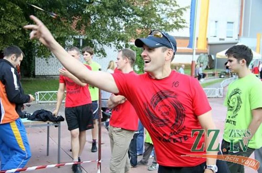 Ozolnieku novada iedzīvotāji sestdien pulcējās uz novada Sporta dienu, kas vienlaikus bija arī gadskārtējās spartakiādes finišs. «No pērnā gada novembra līdz augustam esam kārtīgi sportojuši 11 sporta veidos un četros masu pasākumos. Nu...