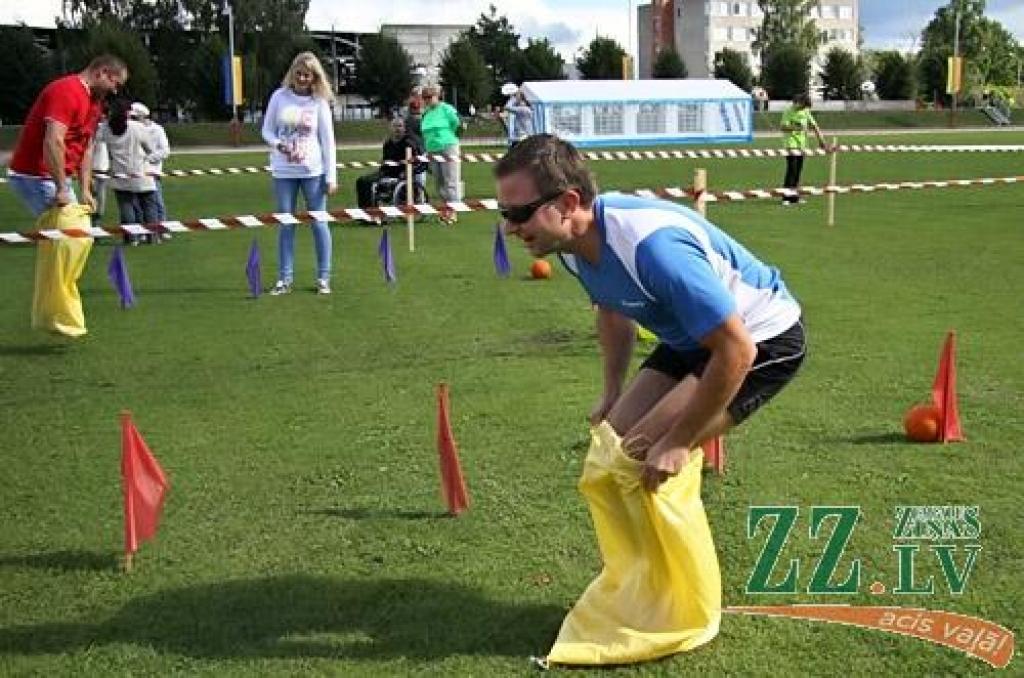 Ozolnieku novada iedzīvotāji sestdien pulcējās uz novada Sporta dienu, kas vienlaikus bija arī gadskārtējās spartakiādes finišs. «No pērnā gada novembra līdz augustam esam kārtīgi sportojuši 11 sporta veidos un četros masu pasākumos. Nu...