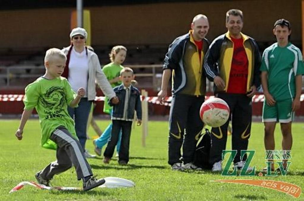 Ozolnieku novada iedzīvotāji sestdien pulcējās uz novada Sporta dienu, kas vienlaikus bija arī gadskārtējās spartakiādes finišs. «No pērnā gada novembra līdz augustam esam kārtīgi sportojuši 11 sporta veidos un četros masu pasākumos. Nu...