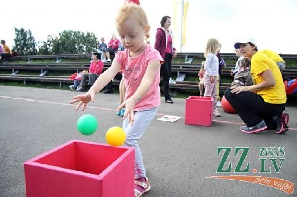 Ozolnieku novada iedzīvotāji sestdien pulcējās uz novada Sporta dienu, kas vienlaikus bija arī gadskārtējās spartakiādes finišs. «No pērnā gada novembra līdz augustam esam kārtīgi sportojuši 11 sporta veidos un četros masu pasākumos. Nu...
