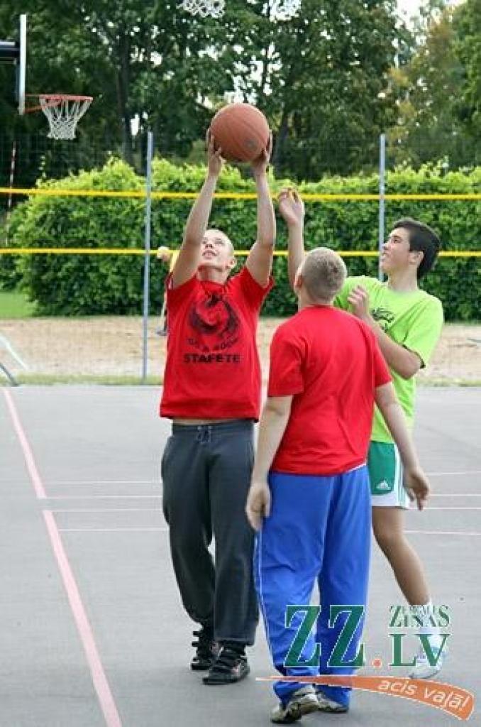 Ozolnieku novada iedzīvotāji sestdien pulcējās uz novada Sporta dienu, kas vienlaikus bija arī gadskārtējās spartakiādes finišs. «No pērnā gada novembra līdz augustam esam kārtīgi sportojuši 11 sporta veidos un četros masu pasākumos. Nu...