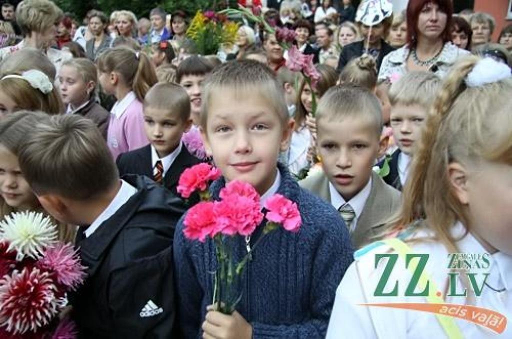 Gandrīz 7000 skolēnu 1.septembrī pēc vasaras atgriezās skolas solos, pieskandinot pilsētas ielas, skolu pagalmus un gaiteņus.
Dienas garumā viņus gaida plaša kultūras programma Raiņa un Uzvaras parkos.