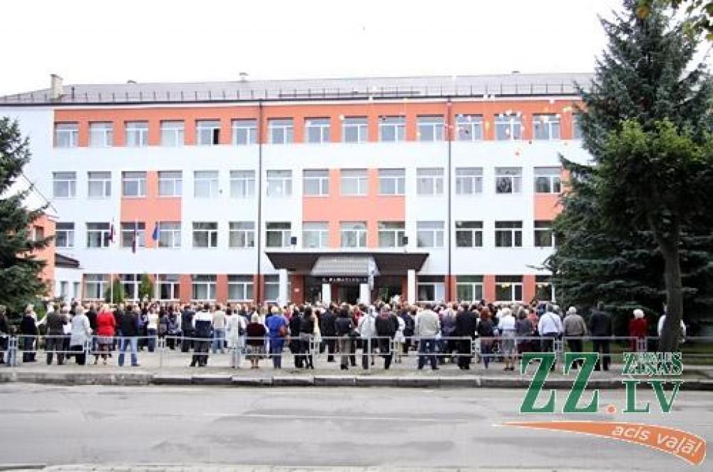 Gandrīz 7000 skolēnu 1.septembrī pēc vasaras atgriezās skolas solos, pieskandinot pilsētas ielas, skolu pagalmus un gaiteņus.
Dienas garumā viņus gaida plaša kultūras programma Raiņa un Uzvaras parkos.