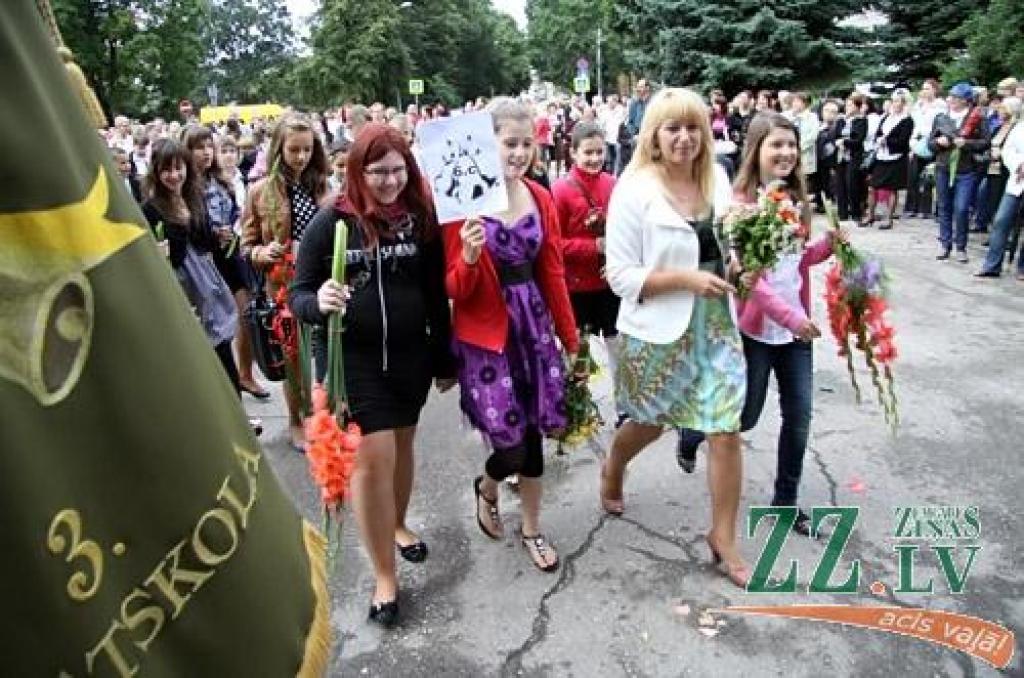 Gandrīz 7000 skolēnu 1.septembrī pēc vasaras atgriezās skolas solos, pieskandinot pilsētas ielas, skolu pagalmus un gaiteņus.
Dienas garumā viņus gaida plaša kultūras programma Raiņa un Uzvaras parkos.