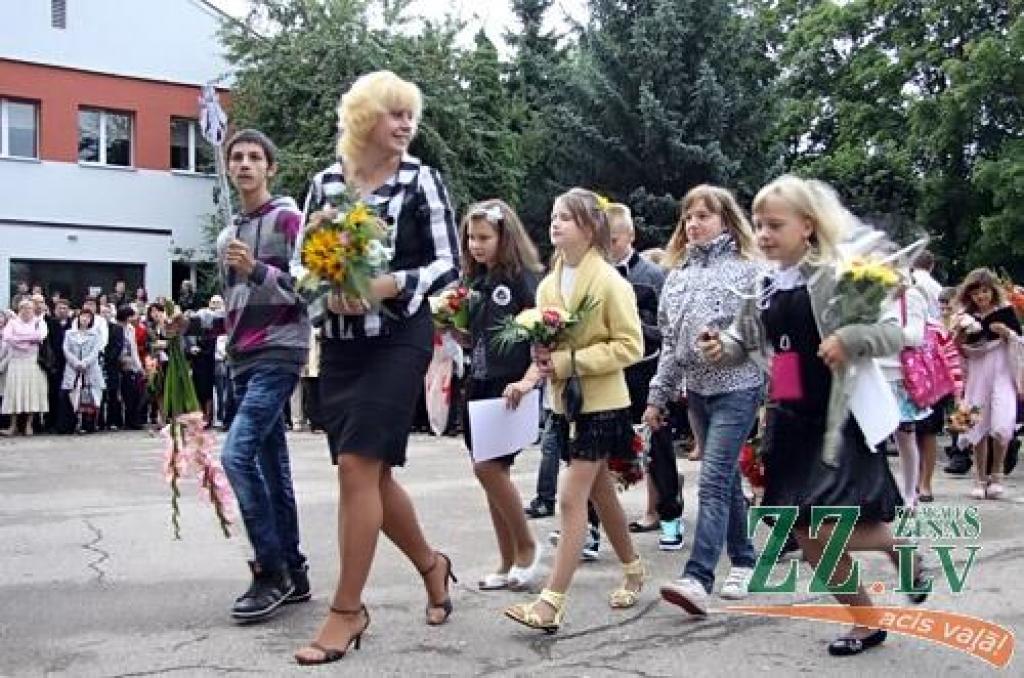 Gandrīz 7000 skolēnu 1.septembrī pēc vasaras atgriezās skolas solos, pieskandinot pilsētas ielas, skolu pagalmus un gaiteņus.
Dienas garumā viņus gaida plaša kultūras programma Raiņa un Uzvaras parkos.
