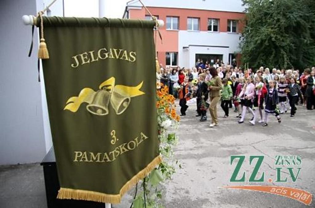 Gandrīz 7000 skolēnu 1.septembrī pēc vasaras atgriezās skolas solos, pieskandinot pilsētas ielas, skolu pagalmus un gaiteņus.
Dienas garumā viņus gaida plaša kultūras programma Raiņa un Uzvaras parkos.