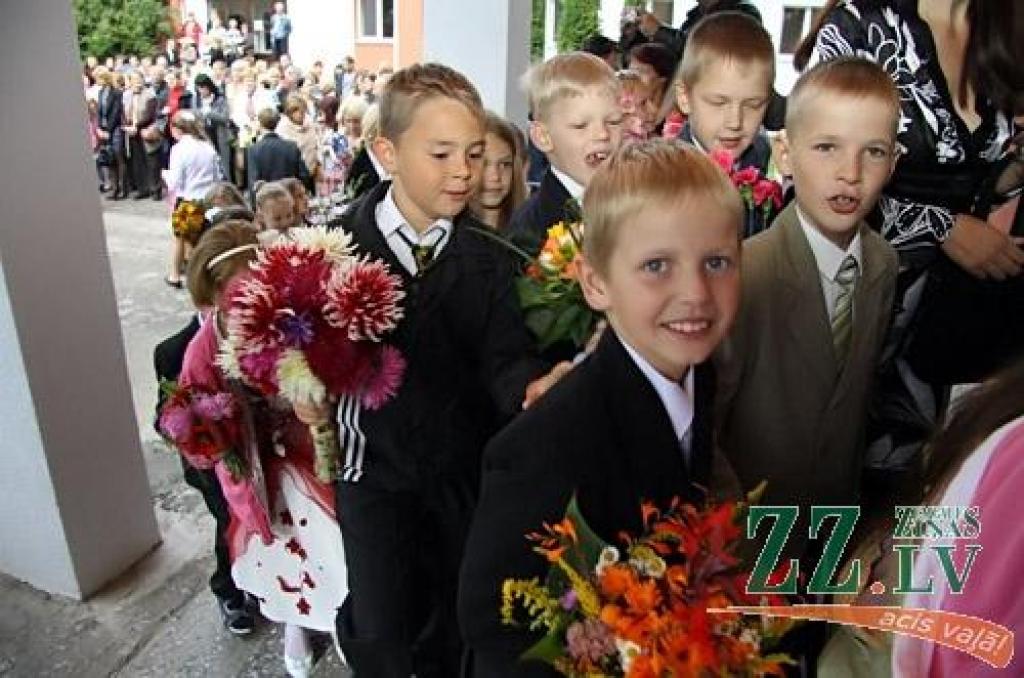 Gandrīz 7000 skolēnu 1.septembrī pēc vasaras atgriezās skolas solos, pieskandinot pilsētas ielas, skolu pagalmus un gaiteņus.
Dienas garumā viņus gaida plaša kultūras programma Raiņa un Uzvaras parkos.