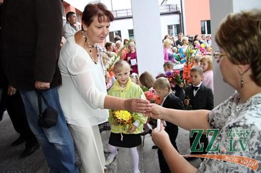 Gandrīz 7000 skolēnu 1.septembrī pēc vasaras atgriezās skolas solos, pieskandinot pilsētas ielas, skolu pagalmus un gaiteņus.
Dienas garumā viņus gaida plaša kultūras programma Raiņa un Uzvaras parkos.