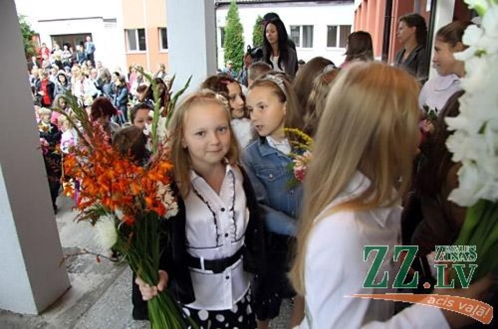 Gandrīz 7000 skolēnu 1.septembrī pēc vasaras atgriezās skolas solos, pieskandinot pilsētas ielas, skolu pagalmus un gaiteņus.
Dienas garumā viņus gaida plaša kultūras programma Raiņa un Uzvaras parkos.
