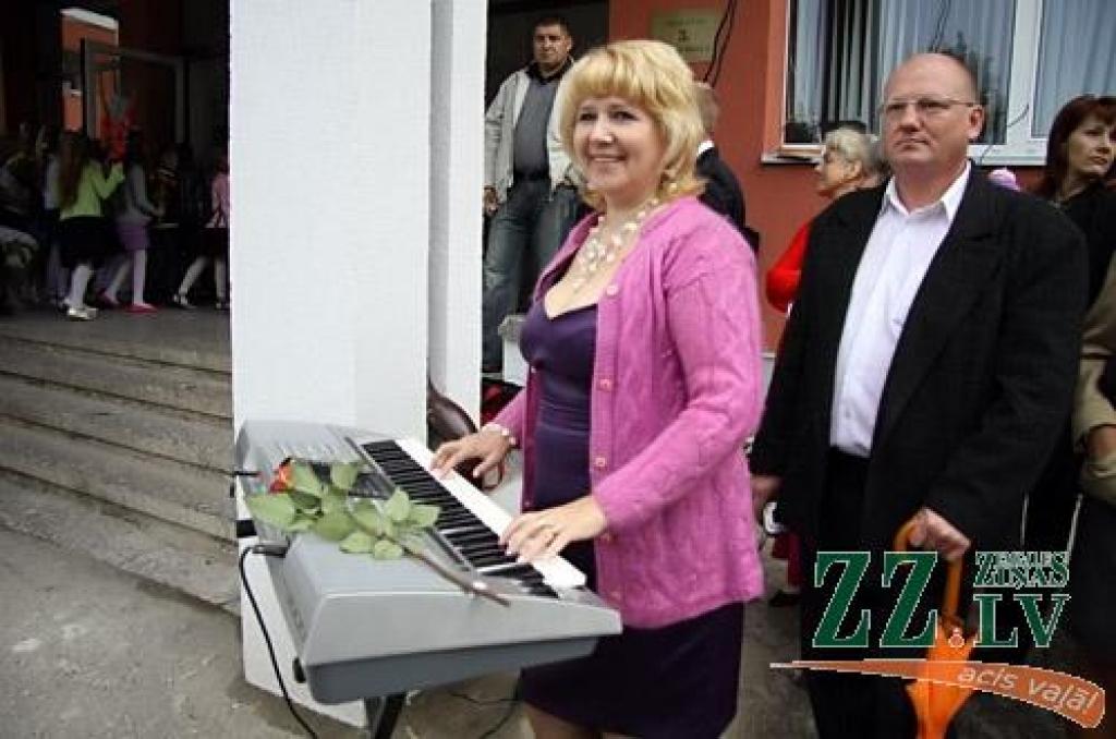 Gandrīz 7000 skolēnu 1.septembrī pēc vasaras atgriezās skolas solos, pieskandinot pilsētas ielas, skolu pagalmus un gaiteņus.
Dienas garumā viņus gaida plaša kultūras programma Raiņa un Uzvaras parkos.