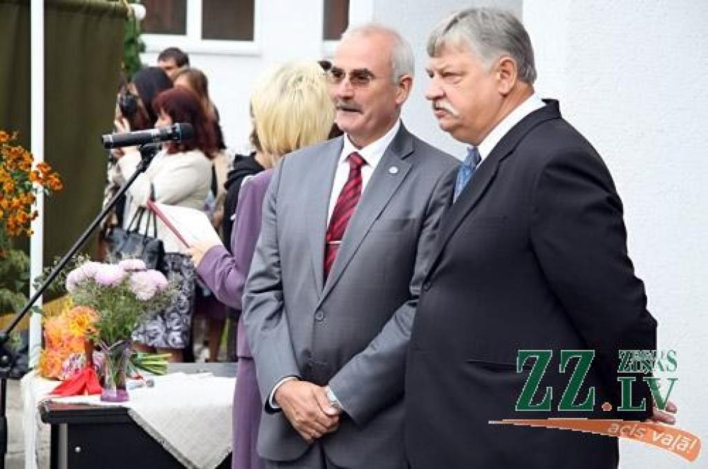 Gandrīz 7000 skolēnu 1.septembrī pēc vasaras atgriezās skolas solos, pieskandinot pilsētas ielas, skolu pagalmus un gaiteņus.
Dienas garumā viņus gaida plaša kultūras programma Raiņa un Uzvaras parkos.
