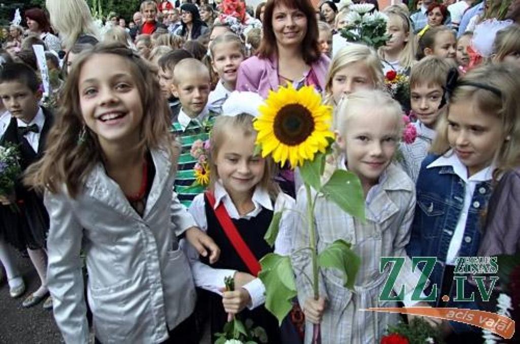 Gandrīz 7000 skolēnu 1.septembrī pēc vasaras atgriezās skolas solos, pieskandinot pilsētas ielas, skolu pagalmus un gaiteņus.
Dienas garumā viņus gaida plaša kultūras programma Raiņa un Uzvaras parkos.