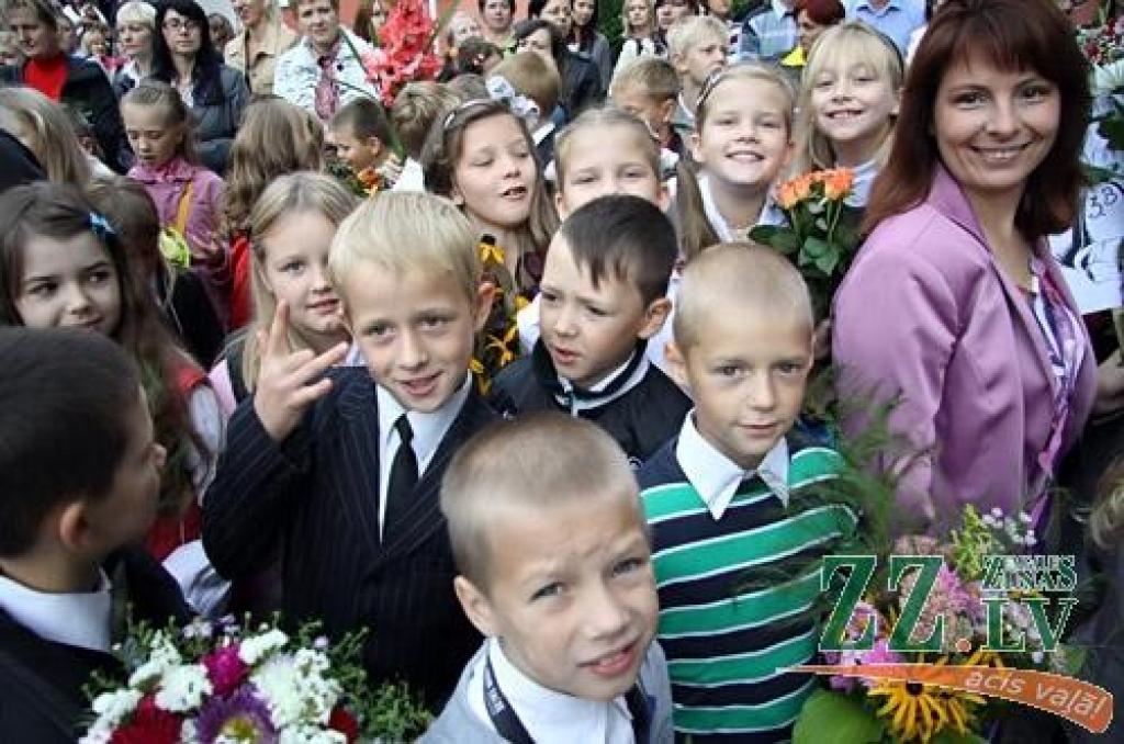 Gandrīz 7000 skolēnu 1.septembrī pēc vasaras atgriezās skolas solos, pieskandinot pilsētas ielas, skolu pagalmus un gaiteņus.
Dienas garumā viņus gaida plaša kultūras programma Raiņa un Uzvaras parkos.