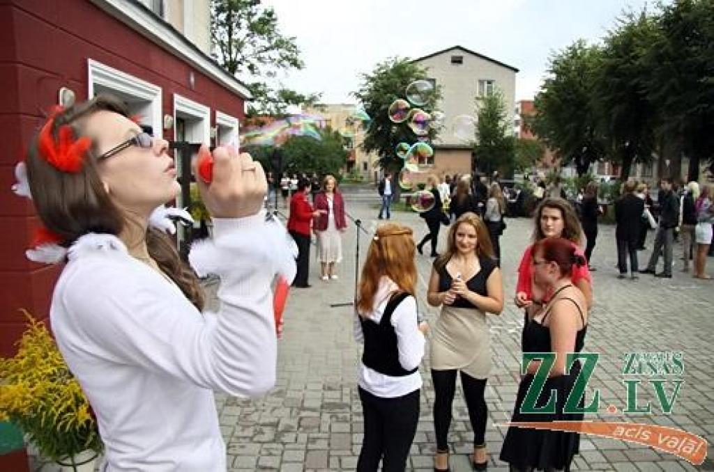 Gandrīz 7000 skolēnu 1.septembrī pēc vasaras atgriezās skolas solos, pieskandinot pilsētas ielas, skolu pagalmus un gaiteņus.
Dienas garumā viņus gaida plaša kultūras programma Raiņa un Uzvaras parkos.