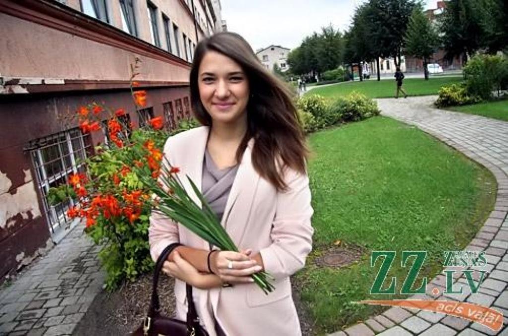Gandrīz 7000 skolēnu 1.septembrī pēc vasaras atgriezās skolas solos, pieskandinot pilsētas ielas, skolu pagalmus un gaiteņus.
Dienas garumā viņus gaida plaša kultūras programma Raiņa un Uzvaras parkos.