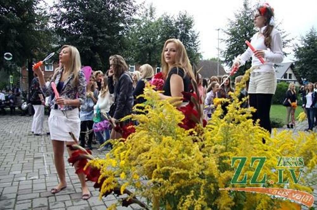 Gandrīz 7000 skolēnu 1.septembrī pēc vasaras atgriezās skolas solos, pieskandinot pilsētas ielas, skolu pagalmus un gaiteņus.
Dienas garumā viņus gaida plaša kultūras programma Raiņa un Uzvaras parkos.