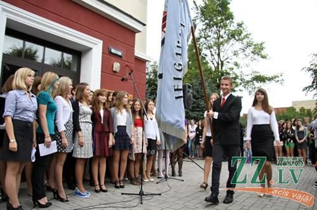 Gandrīz 7000 skolēnu 1.septembrī pēc vasaras atgriezās skolas solos, pieskandinot pilsētas ielas, skolu pagalmus un gaiteņus.
Dienas garumā viņus gaida plaša kultūras programma Raiņa un Uzvaras parkos.