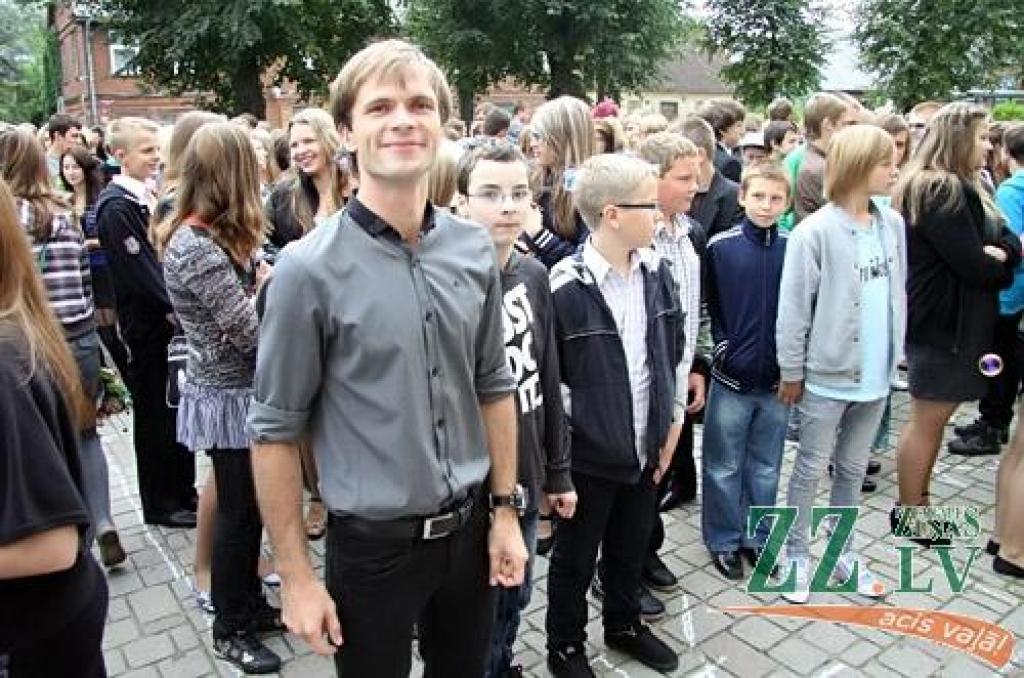 Gandrīz 7000 skolēnu 1.septembrī pēc vasaras atgriezās skolas solos, pieskandinot pilsētas ielas, skolu pagalmus un gaiteņus.
Dienas garumā viņus gaida plaša kultūras programma Raiņa un Uzvaras parkos.
