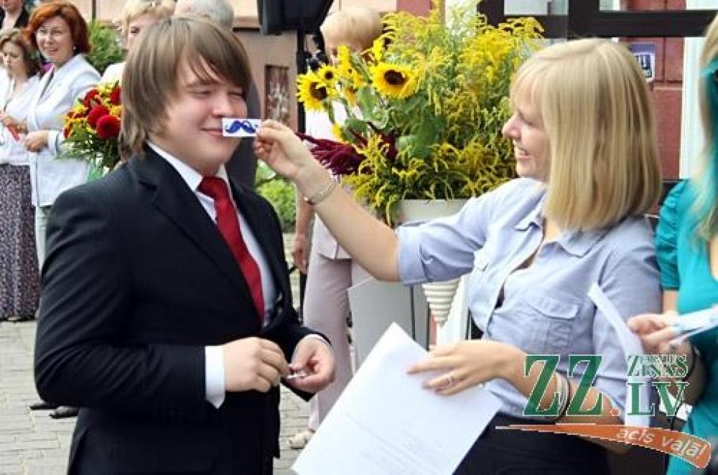 Gandrīz 7000 skolēnu 1.septembrī pēc vasaras atgriezās skolas solos, pieskandinot pilsētas ielas, skolu pagalmus un gaiteņus.
Dienas garumā viņus gaida plaša kultūras programma Raiņa un Uzvaras parkos.