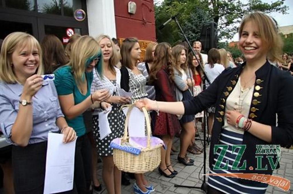 Gandrīz 7000 skolēnu 1.septembrī pēc vasaras atgriezās skolas solos, pieskandinot pilsētas ielas, skolu pagalmus un gaiteņus.
Dienas garumā viņus gaida plaša kultūras programma Raiņa un Uzvaras parkos.