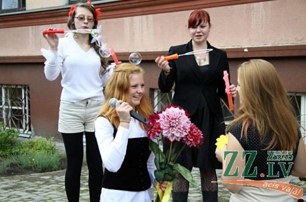 Gandrīz 7000 skolēnu 1.septembrī pēc vasaras atgriezās skolas solos, pieskandinot pilsētas ielas, skolu pagalmus un gaiteņus.
Dienas garumā viņus gaida plaša kultūras programma Raiņa un Uzvaras parkos.