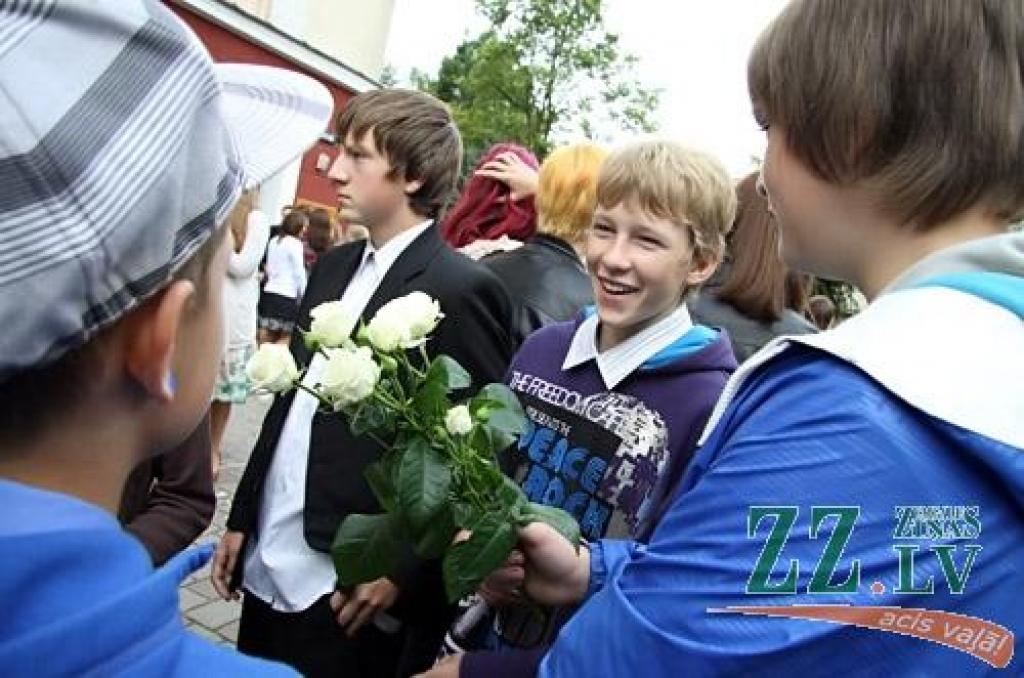 Gandrīz 7000 skolēnu 1.septembrī pēc vasaras atgriezās skolas solos, pieskandinot pilsētas ielas, skolu pagalmus un gaiteņus.
Dienas garumā viņus gaida plaša kultūras programma Raiņa un Uzvaras parkos.