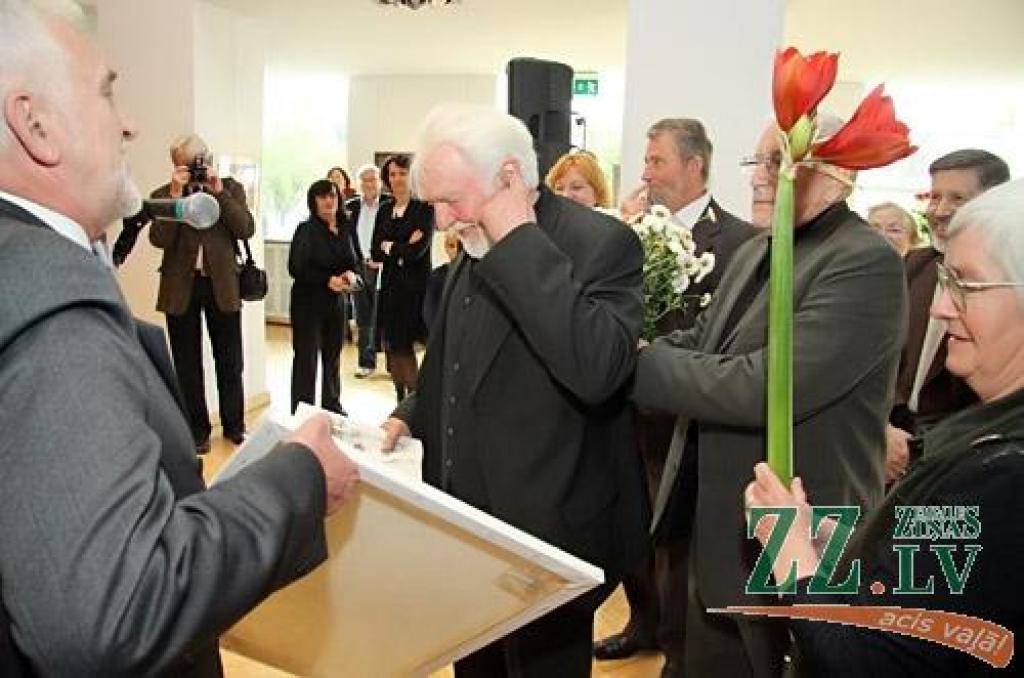 Daudzu kolēģu mākslinieku, plaša draugu un ģimenes loka, ko vēl kuplāku vērta daļa no ilgajos darba gados Zīmēšanas studijā apmācītajiem audzēkņiem, klātbūtnē Jelgavas kultūras namā 28.oktobrī atklāta Ulda Rogas 70 gadu jubilejai veltīta...