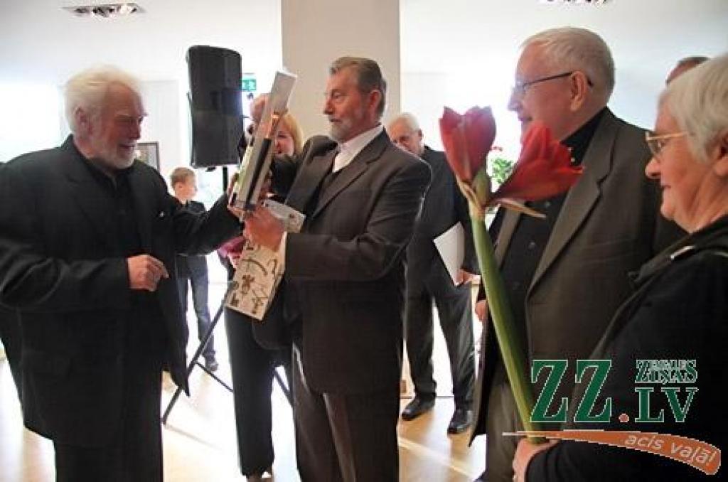 Daudzu kolēģu mākslinieku, plaša draugu un ģimenes loka, ko vēl kuplāku vērta daļa no ilgajos darba gados Zīmēšanas studijā apmācītajiem audzēkņiem, klātbūtnē Jelgavas kultūras namā 28.oktobrī atklāta Ulda Rogas 70 gadu jubilejai veltīta...