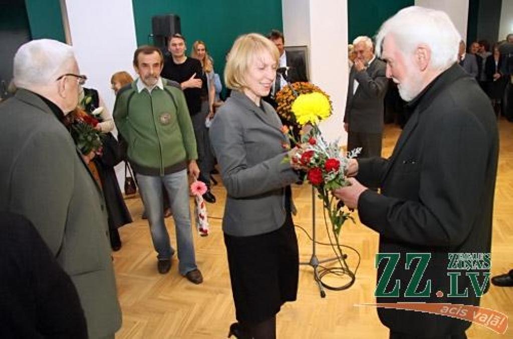 Daudzu kolēģu mākslinieku, plaša draugu un ģimenes loka, ko vēl kuplāku vērta daļa no ilgajos darba gados Zīmēšanas studijā apmācītajiem audzēkņiem, klātbūtnē Jelgavas kultūras namā 28.oktobrī atklāta Ulda Rogas 70 gadu jubilejai veltīta...